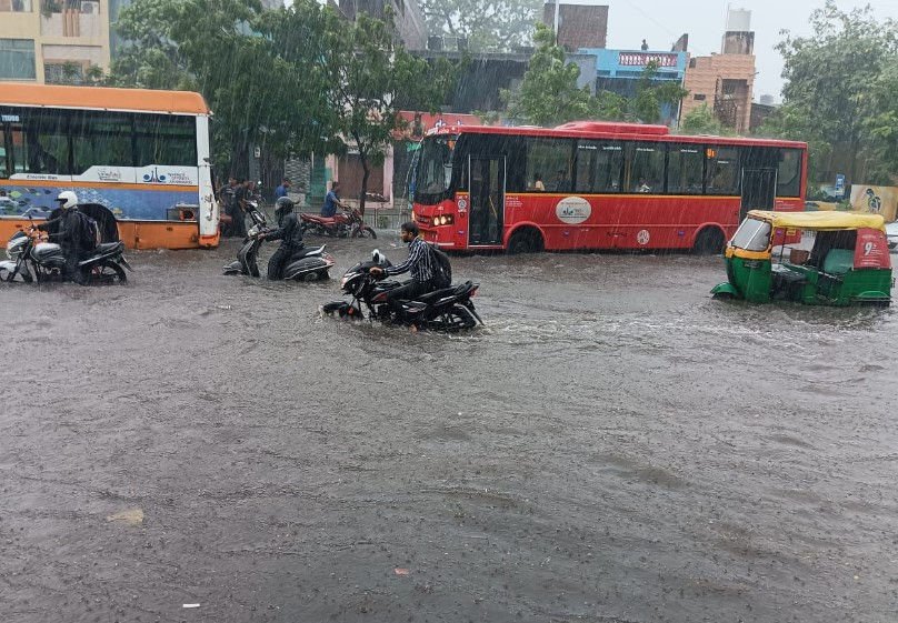 जन्माष्टमी पर अहमदाबाद में जलभराव, गरज और बिजली के साथ बारिश का मौसम, दो अंडरपास बंद 8 - छवि