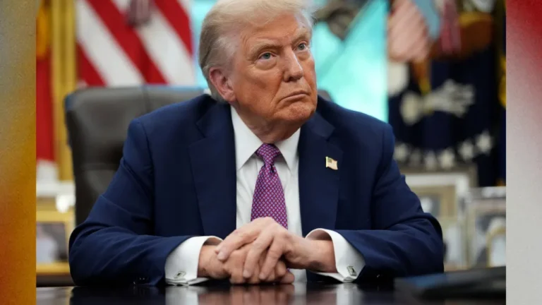 trump-right-hand