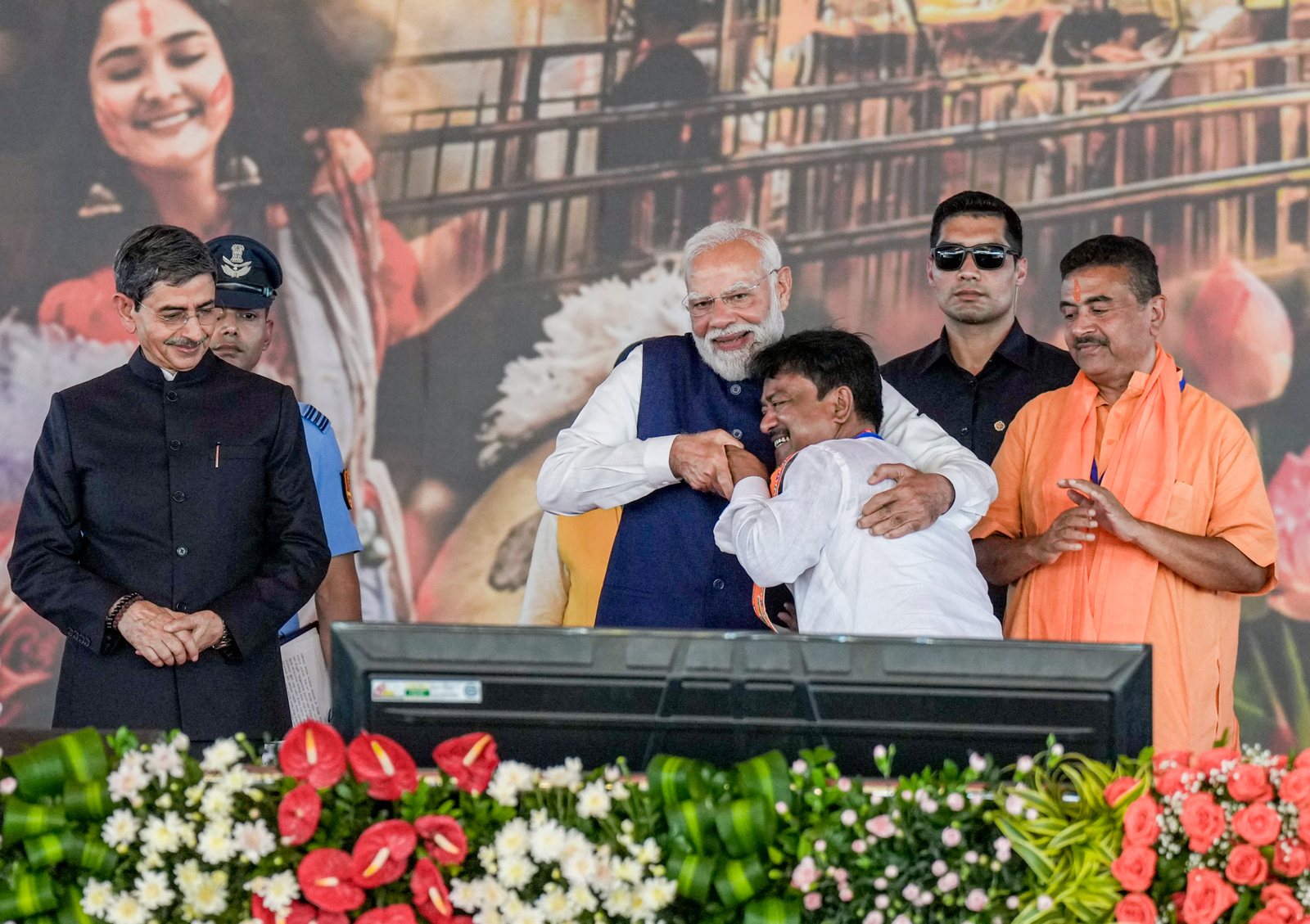 अशोक कीर्तनिया ने बंगाल में मंत्री पद की शपथ ली और प्रधानमंत्री मोदी ने उन्हें गर्मजोशी से गले लगाया।