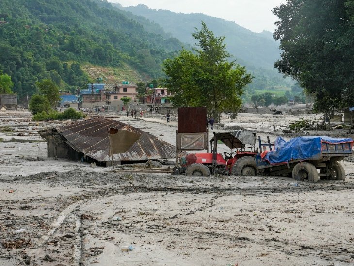 बाढ़ में सैकड़ों वाहन और घर बह गए। अब हर जगह मलबा बिखरा पड़ा है।
