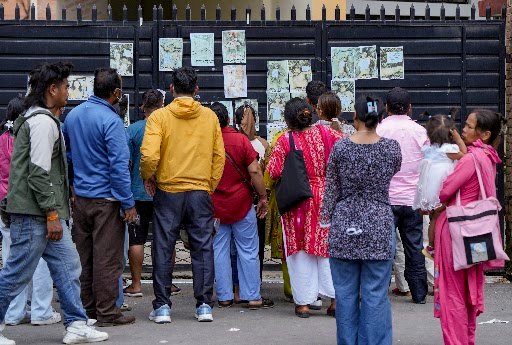 नेपाल में बाढ़ आने के बाद शुक्रवार को लापता लोगों के रिश्तेदार अपने प्रियजनों की तलाश में सेना के राहत केंद्र के बाहर जमा हो गए।
